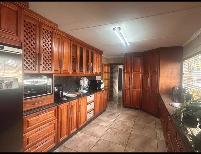 5 BEDROOM HOUSE FOR SALE IN MEYERVILLE